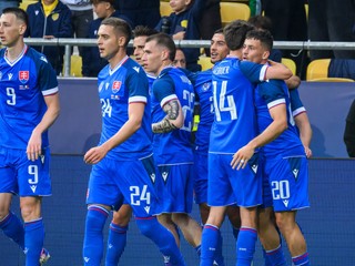 Na snímke hráči Slovenska sa tešia z víťazného gólu Rolanda Galčíka.