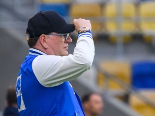 Tréner Slovenska Vladimír Weiss st. počas prípravného futbalového zápasu Slovensko - Malta v Dunajskej Strede.