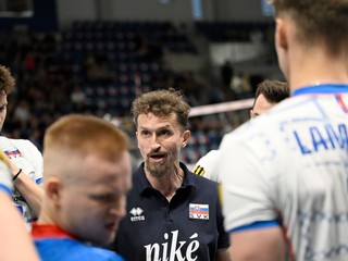 Na snímke tréner Michal Masný (Slovensko) dáva pokyny svojim zverencom počas oddychového času.