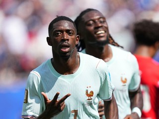 Ousmane Dembele oslavuje góly. 