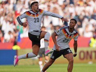 Futbalisti Nemecka oslavujú gól