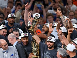 Basketbalisti New York Knicks s trofejou po výhre vo finále NBA.