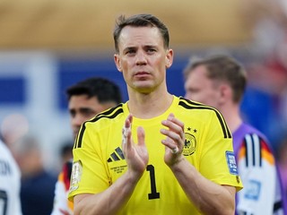 Na snímke brankár Nemecka Manuel Neuer reaguje po prehre v šestnásťfinálovom dueli Nemecko - Paraguaj.