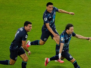 Paraguajský Matías Galarza (vpravo) oslavuje po strelení úvodného gólu proti Turecku počas zápasu skupiny D na Majstrovstvách sveta vo futbale.