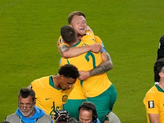 Futbalisti Austrálie oslavujú postup  zo skupiny na MS 2026.