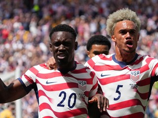 Futbalisti USA Folarin Balogun (vľavo) a Antonee Robinson sa radujú z gólu.