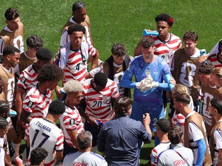 Tréner futbalovej reprezentácie USA Mauricio Pochettino (uprostred) hovorí so svojimi hráčmi počas prestávky na občerstvenie.
