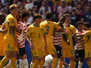 Futbalisti Austálie a USA. 