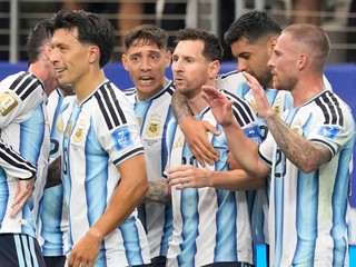 Futbalista Argentíny Lionel Messi (tretí sprava) sa so spoluhráčmi raduje z gólu.