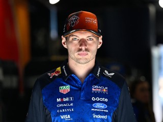 Holandský jazdec Max Verstappen z tímu Red Bull sa pripravuje na tréning pred Veľkou cenou Rakúska formuly 1.