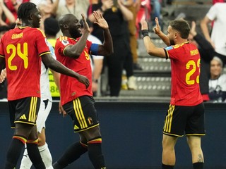 Romelu Lukaku oslavuje so spoluhráčmi z Belgicka gól.