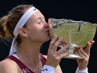 Marie Bouzková s trofejou po víťazstve v Nottinghame