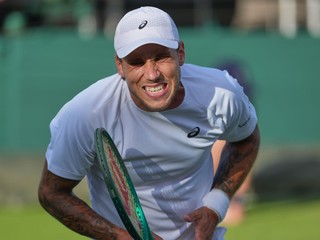 Slovenský tenista Alex Molčan reaguje v zápase 1. kola mužskej dvojhry proti Nemcovi Danielovi Altmaierovi na grandslamovom turnaji vo Wimbledone.