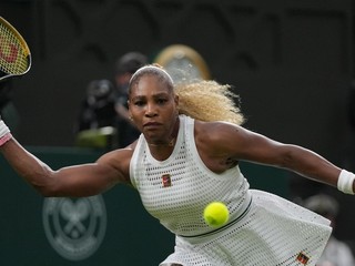 Serena Williamsová počas prvého kola dvojhry na Wimbledone 2026.