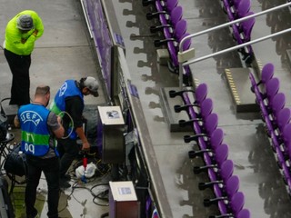 Televízne štáby pripravujú technické vybavenie po silnom daždi pred prípravným futbalovým zápasom medzi Kostarikou a Anglickom.