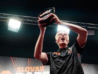 Wessel Nijman oslavuje víťazstvo nad Robom Crossom vo finále Slovak Darts Open 2026. 