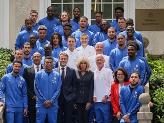 Francúzsky prezident Emmanuel Macron a jeho manželka Brigitte Macron pózujú na spoločnej fotografii s francúzskou futbalovou reprezentáciou.