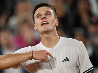 Jakub Menšík oslavuje postup do semifinále Roland Garros 2026.