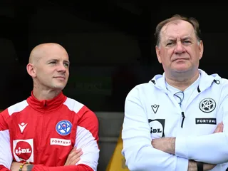 Na snímke zľava asistent hlavného trénera slovenskej futbalovej reprezentácie Vladimír Weiss mladší a hlavný tréner slovenskej futbalovej reprezentácie Vladimír Weiss starší.
