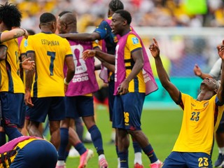 Ekvádorský Moisés Caicedo, vpravo, oslavuje na konci zápasu skupiny E majstrovstiev sveta vo futbale proti Nemecku.