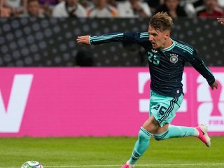 Na archívnej snímke z 31. mája 2026 nemecký futbalista Lennart Karl počas prípravného zápasu Nemecko - Fínsko v Mainzi.