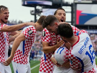 Chorvátsko oslavuje gól v zápase proti Ghane. 