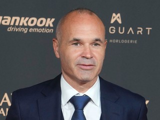 Na archívnej snímke z 22. septembra 2025 Andres Iniesta prichádza počas 69. slávnostného odovzdávania cien Ballon d'Or (Zlatá lopta) v Paríži.