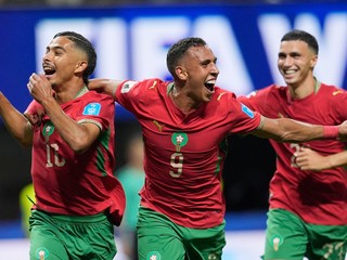 Futbalisti Maroka oslavujú gól. 