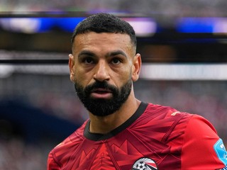 Egyptský Mohamed Salah (10) sleduje priebeh počas futbalového zápasu skupiny G na majstrovstvách sveta medzi Egyptom a Iránom v Seattli.