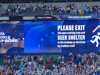 Tabuľa vyzýva fanúšikov, aby opustili svoje miesta, keď počas zápasu skupiny I na majstrovstvách sveta vo futbale medzi Francúzskom a Irakom vo Philadelphii zasiahla silná búrka.