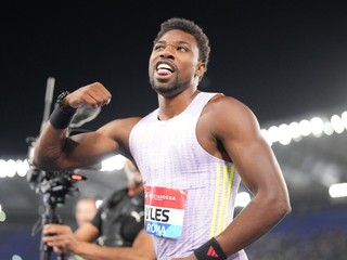 Noah Lyles oslavuje triumf na 100 m v Ríme.