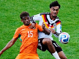 Amad Diallo (15) a Nathaniel Brown (18) bojujú o loptu počas zápasu skupiny E.