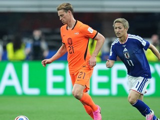 Holanďan Frenkie de Jong (21) a Japonec Daizen Maeda.

