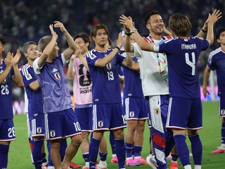 Japonskí hráči ďakujú fanúšikom po zápase skupiny F majstrovstiev sveta vo futbale medzi Tuniskom a Japonskom v Guadalupe.