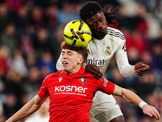Eduardo Camavinga z Realu Madrid (vpravo) ide na loptu spolu s Víctorom Muñozom z Osasuny.