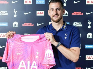 Martin Dúbravka s dresom Tottenhamu