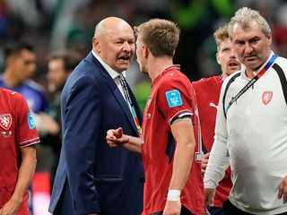 Tréner Česka Miroslav Koubek (druhý zľava) a hráč Česka Lukáš Červ diskutujú počas hydratačnej prestávky počas zápasu základnej A-skupiny Česko - Mexiko.