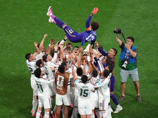 Mexický brankár Guillermo Ochoa nad hlavami spoluhráčov pri jeho rozlúčke s reprezentáciou.