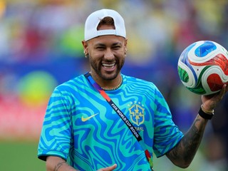 Brazílčan Neymar (10).