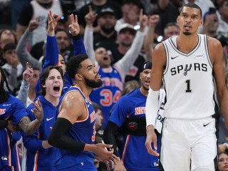 Hráči New York Knicks oslavujú úspešný kôš. Victor Wembanyama (1) je sklamaný po druhej prehre San Antonia.