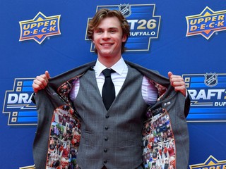 Gavin McKenna počas draftu NHL 2026.