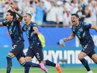 Na snímke hráči Paraguaja  Gustavo Gomez (15) a Gustavo Velazquez (2) sa tešia z výhry po šestnásťfinálovom dueli Nemecko - Paraguaj.
