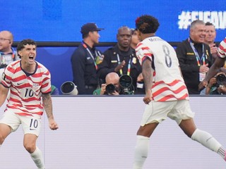 Futbalisti USA Christian Pulisic (vľavo) a Weston McKennie sa radujú z úvodného gólu počas zápasu D-skupiny.