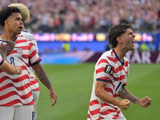 Americký futbalista Christian Pulisic (vpravo) sa teší v zápase proti Paraguaju na MS 2026.