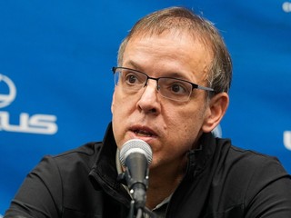 Na archívnej snímke z 23. mája 2024 generálny manažér Colorado Avalanche Chris MacFarland.