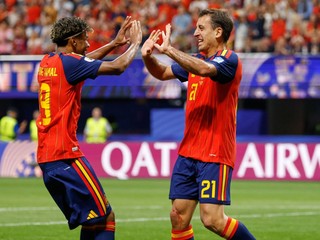 Mikel Oyarzabal (vpravo) oslavuje so spoluhráčom Lamineom Yamalom