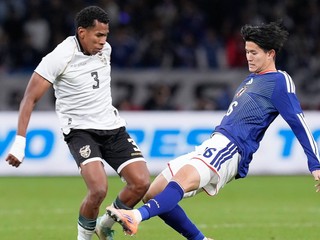 Na archívnej snímke z 18. novembra 2025 futbalista Bolívie Diego Medina (vľavo) a hráč Japonska Keisuke Goto bojujú o loptu v prípravnom dueli Japonsko - Bolívia v Tokiu.