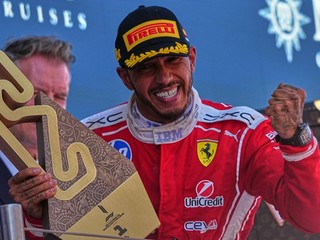 Lewis Hamilton sa raduje z víťazstva vo Veľkej ceny Katalánska 2026