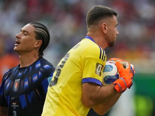 Španielsky brankár Unai Simón (vpravo) neinkasoval na MS už 430 minút. Naposledy ho prekonal z hry Japonec Tanaka na MS 2022 v Katare.
