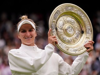 Češka Markéta Vondroušová oslavuje s trofejou po víťazstve nad Tuniskou Ons Jabeurovou vo finále ženskej dvojhry vo Wimbledone.